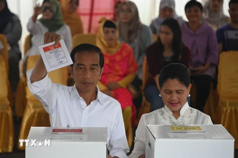 Tổng thống Indonesia Joko Widodo (trái) bỏ phiếu tại điểm bầu cử Tổng thống ở Jakarta ngày 17/4/2019. (Nguồn: AFP/TTXVN)