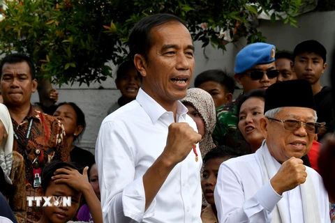 Tổng thống Indonesia Joko Widodo (giữa) và ông Ma'ruf Amen (phải) xuất hiện trước người dân ở Jakarta ngày 21/5/2019. (Nguồn: AFP/TTXVN)