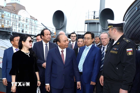 Hình ảnh Thủ tướng Nguyễn Xuân Phúc thăm Chiến hạm Rạng Đông