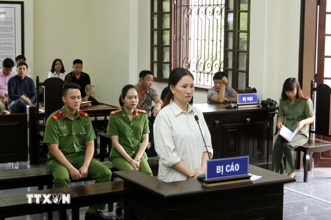 Bị cáo Lê Thị Huệ tại buổi xét xử sơ thẩm. (Ảnh: Quốc Khánh/TTXVN)