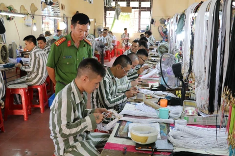 Phạm nhân phân trại số 1, Trại giam Ninh Khánh (Ninh Bình) trong giờ lao động. (Ảnh: Ninh Đức Phương/TTXVN)