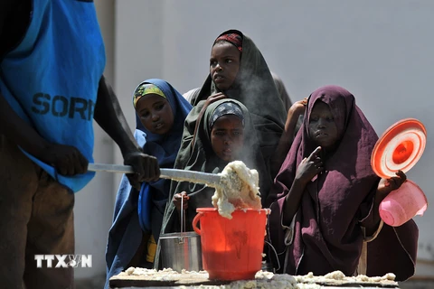 Ảnh tư liệu: Trẻ em Somalia chờ nhận thực phẩm cứu trợ tại khu vực ngoại ô Mogadishu. (Nguồn: AFP/TTXVN)