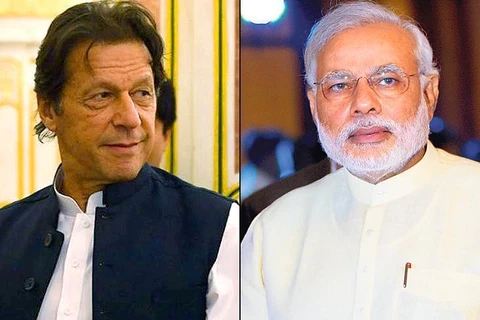 Thủ tướng Ấn Độ Narendra Modi (phải) và người đồng cấp Pakistan Imran Khan. (Nguồn: Hindustan Times)