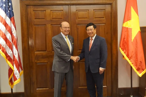 Phó Thủ tướng, Bộ trưởng Ngoại giao Phạm Bình Minh gặp Bộ trưởng Thương mại Wilbur Ross tại trụ sở Bộ Thương mại Hoa Kỳ ở Washington D.C. (Ảnh: Đặng Huyền/TTXVN)