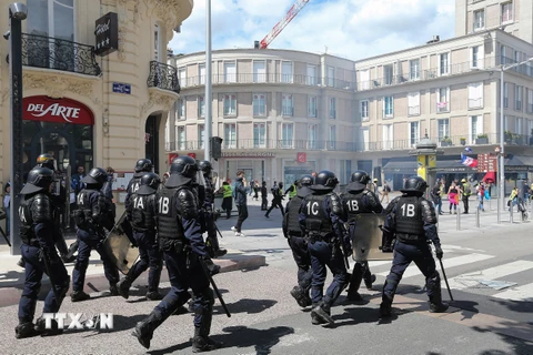Cảnh sát chống bạo động được triển khai để giải tán các cuộc biểu tình của phe Áo vàng ở thành phố Amiens, Pháp ngày 25/5. (Nguồn: AFP/TTXVN)