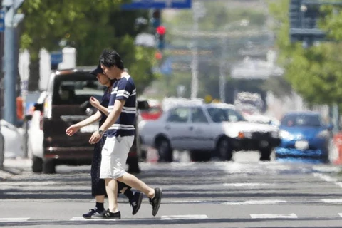 Một con đường ở Obihiro vào ngày 26/5 với nền nhiệt độ chạm ngưỡng 38,8 độ C, mức cao nhất được ghi nhận ở thành phố này. (Nguồn: KYODO)
