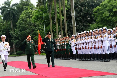 Bộ trưởng Bộ Quốc phòng Ngô Xuân Lịch và Bộ trưởng Bộ Quốc phòng Trung Quốc Ngụy Phượng Hòa duyệt Đội danh dự Quân đội nhân dân Việt Nam. (Ảnh: Văn Điệp/TTXVN)