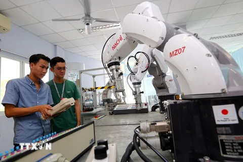 Các học viên thực hành lập trình và vận hành Robot tại Trung tâm Đào tạo khu công nghệ cao Thành phố Hồ Chí Minh (SHTP-Training). (Ảnh: Danh Lam/TTXVN)