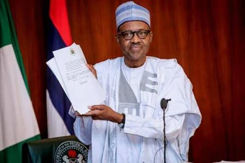 Tổng thống Nigeria Muhammadu Buhari ký ban hành luật ngân sách 2019. (Nguồn: saharareporters.com)