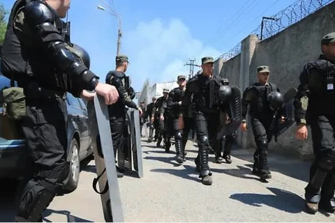 Hàng trăm lính Vệ binh quốc gia và cảnh sát Ukraine đã được triển khai tới nhà tù để dập tắt bạo loạn. (Nguồn: AFP)