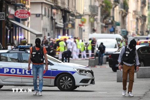 Cảnh sát điều tra tại hiện trường vụ nổ ở thành phố Lyon, Pháp ngày 25/5. (Nguồn: AFP/TTXVN)