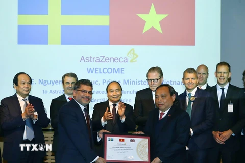 Thủ tướng Nguyễn Xuân Phúc chứng kiến Lễ trao biểu trưng cam kết đầu tư của AstraZeneca tại Việt Nam. (Ảnh: Thống Nhất/TTXVN)
