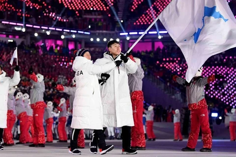 Đoàn vận động viên chung hai miền Triều Tiên diễu hành trong lễ khai mạc Olympic mùa Đông. (Nguồn: Getty Images)