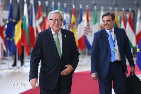 hủ tịch Ủy ban châu Âu Jean-Claude Juncker (trái) tới dự cuộc họp không chính thức các nhà lãnh đạo EU tại Brussels, Bỉ, ngày 28/5/2019. (Nguồn: THX/TTXVN)