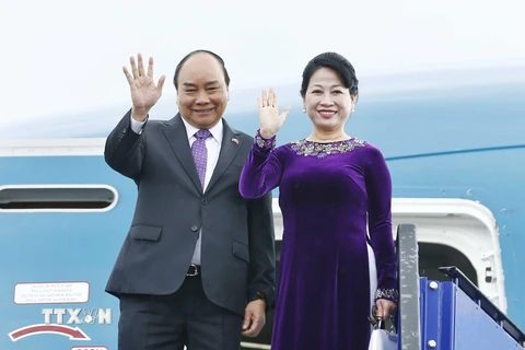 Thủ tướng Nguyễn Xuân Phúc và Phu nhân vẫy chào các đại biểu ra tiễn tại sân bay quốc tế Stockholm Arlanda. (Ảnh: Thống Nhất/TTXVN)