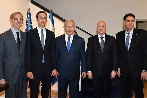 Thủ tướng Israel Benjamin Netanyahu chụp ảnh chung với phái đoàn Mỹ, ngày 30/5. (Nguồn: timesofisrael.com)