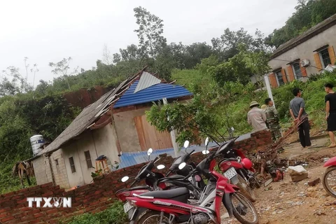 Mưa lốc khiến nhiều ngôi nhà tại thành phố Yên Bái, tỉnh Yên Bái bị tốc mái. (Nguồn: TTXVN phát)
