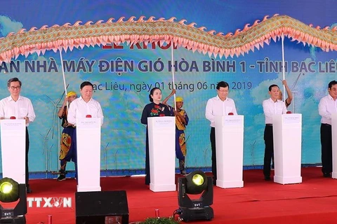 Phó Thủ tướng Chính phủ Trịnh Đình Dũng cũng lãnh đạo các bộ, ngành Trung ương, tỉnh Bạc Liêu ấn nút khởi công dự án. (Ảnh: Huỳnh Sử/TTXVN)