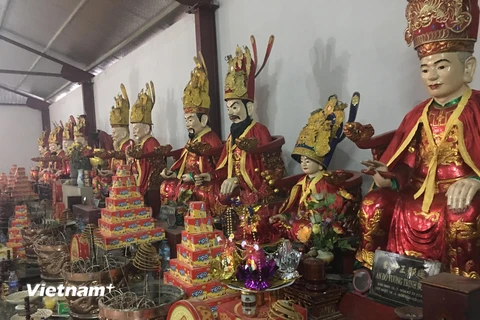 Tượng thờ các đời chúa Trịnh tại Khu di tích quốc gia Phủ Trịnh. (Ảnh: PV/Vietnam+)
