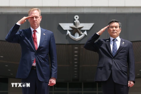 Bộ trưởng Quốc phòng Hàn Quốc Jeong Kyeong-doo (phải) và quyền Bộ trưởng Quốc phòng Mỹ Patrick Shanahan tại lễ đón ở Seoul ngày 3/6/2019. (Nguồn: Yonhap/TTXVN)
