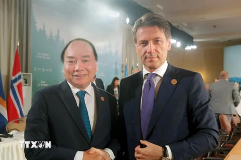 Thủ tướng Nguyễn Xuân Phúc gặp Thủ tướng Italy Giuseppe Conte Hội nghị Thượng đỉnh Nhóm các nước công nghiệp phát triển hàng đầu thế giới (G7) mở rộng, Canada, tháng 6/2018. (Nguồn: TTXVN)