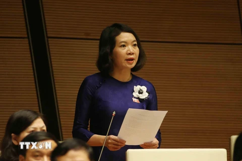 Đại biểu Quốc hội tỉnh Nam Định Mai Thị Phương Hoa đặt câu hỏi chất vấn. (Ảnh: Phương Hoa/TTXVN)