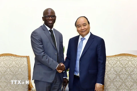 Thủ tướng Nguyễn Xuân Phúc tiếp Giám đốc quốc gia Ngân hàng Thế giới (WB) tại Việt Nam, ông Ousmane Dione.(Ảnh: Thống Nhất/TTXVN)