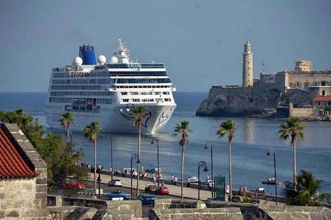 Tàu du lịch Norwegian Sky của hãng Norwegian Cruise Line, tại cảng La Habana, Cuba. (Nguồn: prensa-latina.cu)