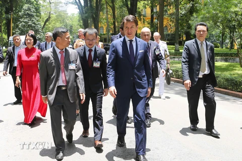 Thủ tướng Cộng hòa Italy thăm Khu di tích Chủ tịch Hồ Chí Minh tại Phủ Chủ tịch. (Ảnh: Doãn Tấn/TTXVN)