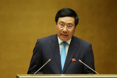 Phó Thủ tướng Chính phủ, Bộ trưởng Bộ Ngoại giao Phạm Bình Minh phát biểu làm rõ vấn đề đại biểu Quốc hội quan tâm. (Ảnh: Dương Giang/TTXVN)