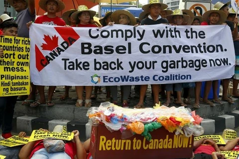 Biểu tình phản đối nhập khẩu rác thải từ Canada ở Philippines. (Nguồn: Al Jazeera)
