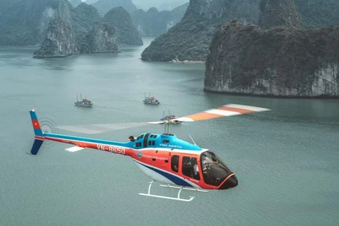 Hình ảnh trực thăng bay trên vịnh Hạ Long rất ấn tượng. (Nguồn: CNN)