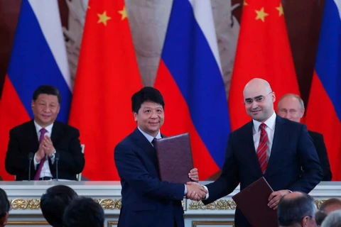 Chủ tịch Trung Quốc Tập Cận Bình và Tổng thống Nga Vladimir Putin chứng kiến Chủ tịch luân phiên Huawei Guo Ping và CEO MTS Alexei Kornya ký thỏa thuận phát triển 5G tại Nga. (Nguồn: AFP)