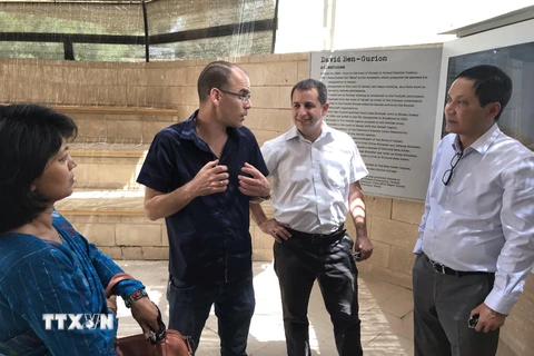 Đại sứ Đỗ Minh Hùng (ngoài cùng bên phải) trao đổi với ông Eitan Unitz, Giám đốc Khu di tích Thủ tướng đầu tiên của Israel David Ben Gurion ở Sede Boqer. (Ảnh: Việt Thắng/TTXVN)
