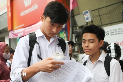 Thí sinh trao đổi bài sau khi hoàn thành hai môn thi cuối tại điểm thi trung học phổ thông Việt Đức, Hà Nội. (Ảnh: Thanh Tùng/TTXVN)
