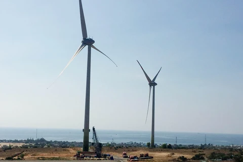 Các tuabin gió của nhà máy điện gió Mũi Dinh (Thuận Nam, tỉnh Ninh Thuận) hoạt động phát điện. (Ảnh: Công Thử/TTXVN)
