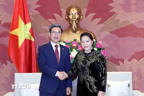 Chủ tịch Quốc hội Nguyễn Thị Kim Ngân tiếp Chủ tịch Nhóm nghị sỹ hữu nghị Hàn-Việt Kim Hack Yong. (Ảnh: Trọng Đức/TTXVN)