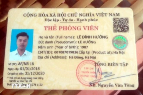 Thẻ phóng viên của đối tượng Lê Đình Hưởng trình báo tại cơ quan công an. (Ảnh: Nam Sương/TTXVN)