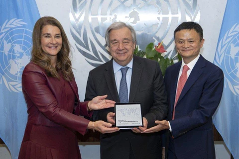 Bà Melinda Gates và ông Jack Ma giới thiệu với Tổng thư ký Liên hợp quốc António Guterres báo cáo Thời đại của sự phụ thuộc kỹ thuật số tại trụ sở Liên hợp quốc ở New York ngày 10/6. (Nguồn: AP)