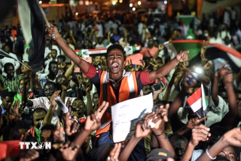 Người biểu tình tập trung tại thủ đô Khartoum, Sudan ngày 19/5. (Nguồn: AFP/ TTXVN)