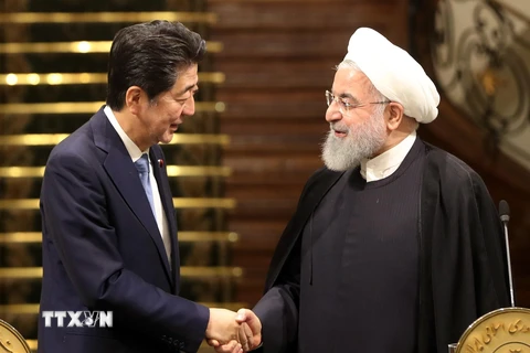 Tổng thống Iran Hassan Rouhani (phải) trong cuộc gặp Thủ tướng Nhật Bản Shinzo Abe tại Tehran ngày 12/6/2019. (Nguồn: AFP/TTXVN)
