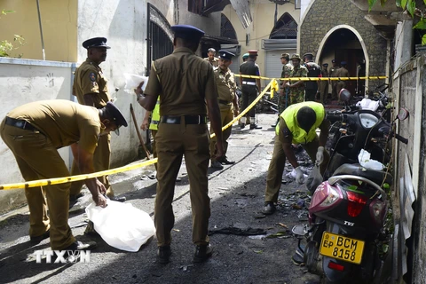 Lực lượng an ninh Sri Lanka điều tra tại hiện trường vụ tấn công ở Batticaloa ngày 21/4/2019. (Nguồn: AFP/TTXVN)