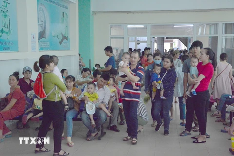 Các bệnh nhi chờ khám tại Bệnh viện Phụ sản-Nhi Đà Nẵng. (Ảnh: Văn Dũng/TTXVN)
