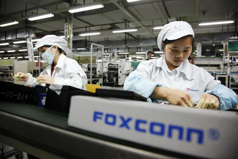 Công nhân Foxconn làm việc trên dây chuyền lắp ráp thiết bị điện tử trong nhà máy ở Thâm Quyến. (Nguồn: Getty Images)
