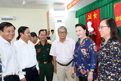 Chủ tịch Quốc hội Nguyễn Thị Kim Ngân với các cử tri phường Xuân Khánh tại buổi tiếp xúc. (Ảnh: Trọng Đức/TTXVN)