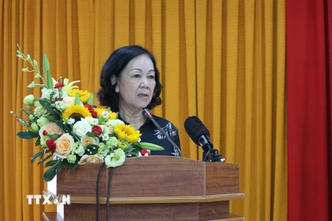 Bà Trương Thị Mai, Ủy viên Bộ Chính trị, Bí thư Trung ương Đảng, Trưởng ban Dân vận Trung ương, giải đáp các vấn đề cử tri quan tâm. (Ảnh: Nguyễn Dũng/TTXVN)