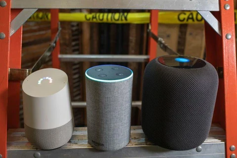 Bộ ba sản phẩm loa thông minh tích hợp các trợ lý ảo - từ trái qua: Google Home (Google), Amazon Echo (Alexa)và Apple HomePod (Siri). (Nguồn: Getty Images)