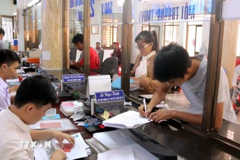 Người dân đến giải quyết giấy tờ để đi xin việc làm mới từ sáng sớm ở văn phòng hành chính công tại thị xã Thuận An, Bình Dương. Ảnh minh họa. (Ảnh: Huyền Trang/TTXVN)