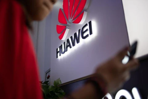 Logo Huawei trong một cửa hàng bán lẻ điện thoại ở Bắc Kinh. (Nguồn: AFP)