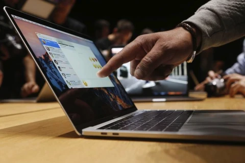 Một mẫu máy tính MacBook Pro tại sự kiện ra mắt năm 2017. (Nguồn: Reuters)